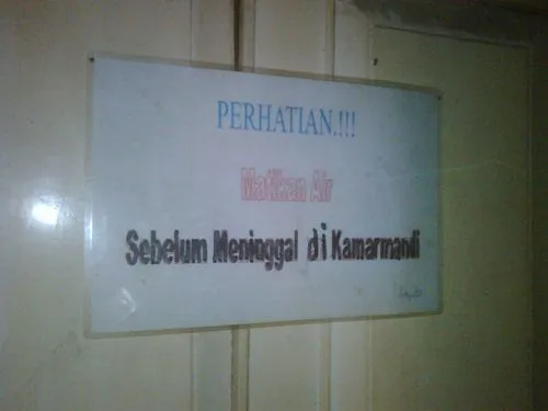 14 Tulisan-tulisan Kocak di WC Umum yang Bisa Bikin Kamu Pipis Celana 21