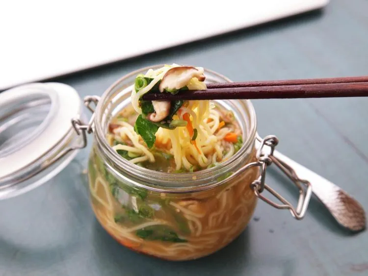 Menerapkan 6 Cara Ini, Makan Mie Instan Gak Bakal Bikin Kamu Merasa Berdosa Lagi 12