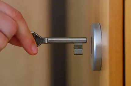 Jangan lupa mengunci pintu dan jendela kamar