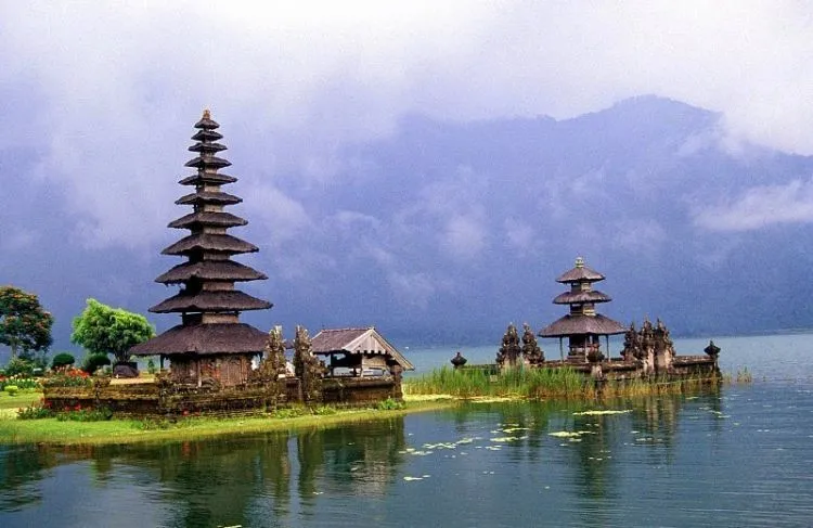 8 Danau Paling Ciamik di Pulau Jawa dan Bali Ini Layak Kamu Kunjungi, Setidaknya Seumur Hidup Sekali! 16