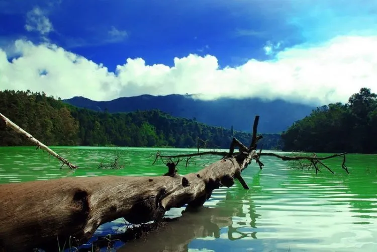 8 Danau Paling Ciamik di Pulau Jawa dan Bali Ini Layak Kamu Kunjungi, Setidaknya Seumur Hidup Sekali! 11
