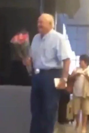 Video Kakek yang Menanti Istrinya dengan Seikat Bunga Ini Menandakan Bahwa Cinta Sejati Takkan Lekang Dimakan Usia 6