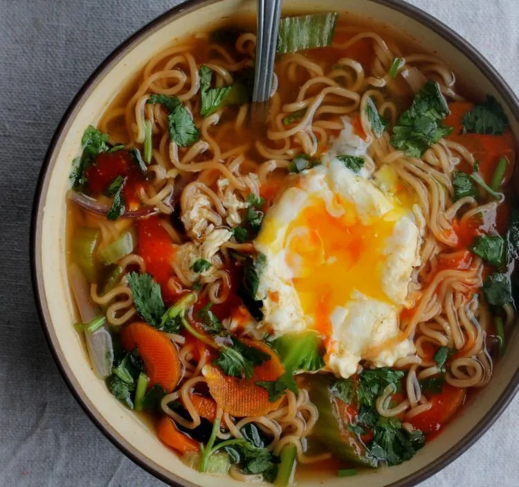 Menerapkan 6 Cara Ini, Makan Mie Instan Gak Bakal Bikin Kamu Merasa Berdosa Lagi 8