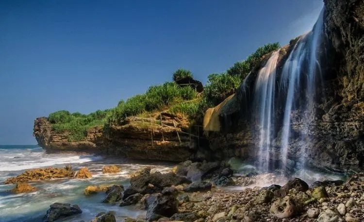 9 Air Terjun Terindah Di Pulau Jawa yang Pasti Membuatmu Gatal Ingin Segera Bertualang ke Sana 14