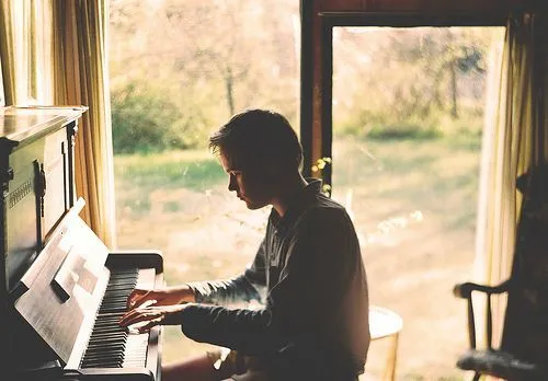 25 Alasan kenapa Cowok yang Bisa Main Musik itu Seksi Abiiiis! 27