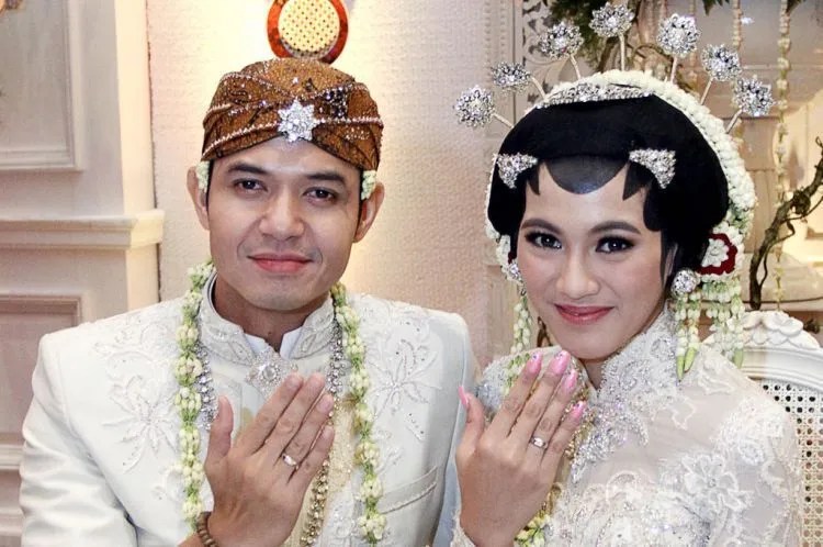 Kenapa Sih Harus Banget Ada Gelar Sarjana di Undangan Pernikahan Orang Indonesia? 8