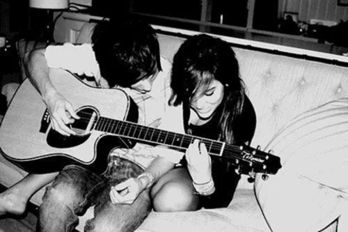 25 Alasan kenapa Cowok yang Bisa Main Musik itu Seksi Abiiiis! 25