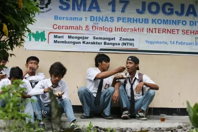 15 Nostalgia Pacaran Khas SMA, yang Kalau Diingat Lagi Bikin Kamu Senyum-senyum Sendiri 22