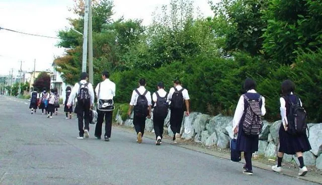 Jangan malu berjalan kaki, sebab itu bukan pertanda hidup susah.