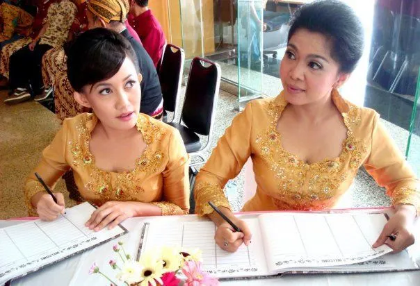8 Alasan Kenapa Pergi Kondangan Mantan Hanya Buang-buang Waktu Belaka. Mending Gak Datang! 9
