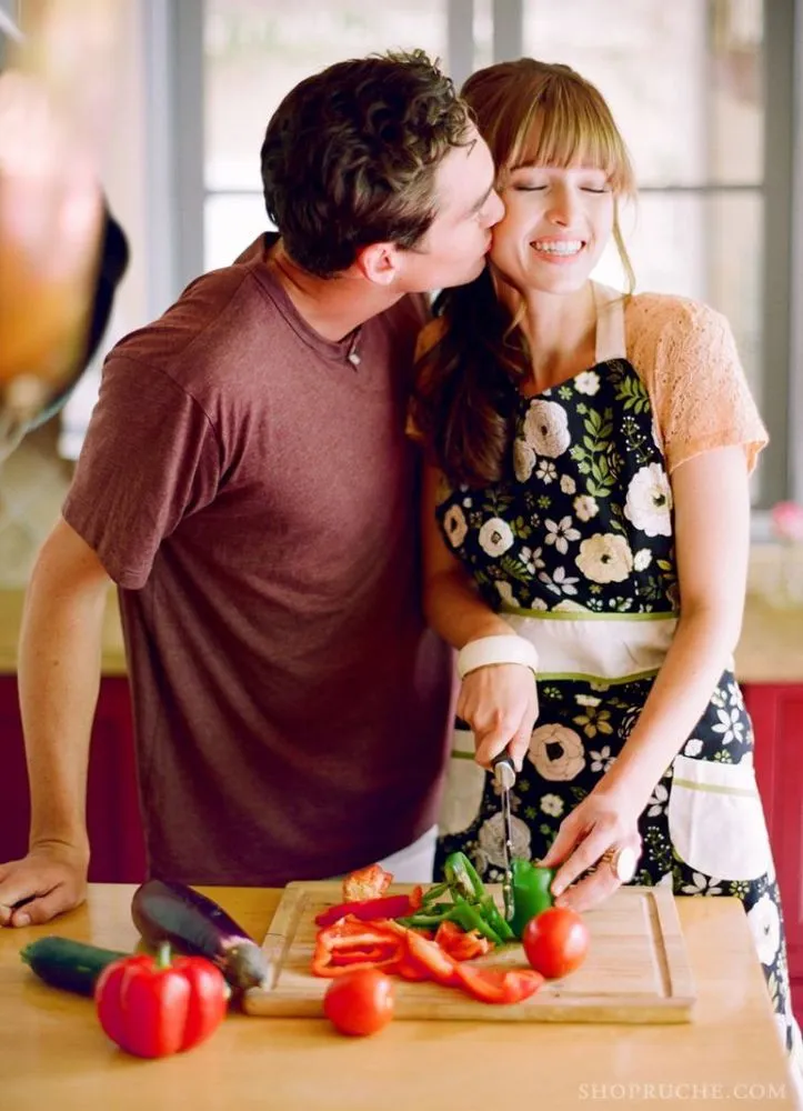 Masak Bareng Sama Pacar Selalu Bikin Hati Hangat. Karena 6 Hal Ini Bikin Kalian Makin Dekat! 14