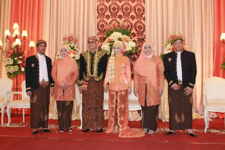8 Alasan Kenapa Pergi Kondangan Mantan Hanya Buang-buang Waktu Belaka. Mending Gak Datang! 12