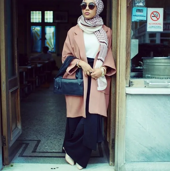 Jilbab Bukan Halangan Untuk Terus Berkarya. Model H&M yang Berjilbab Ini Membuktikannya! 4
