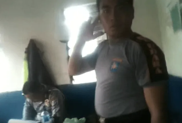 Diduga Menarik Pungli, Bapak-bapak Polisi Ini Tak Berkutik Ketika Berhadapan Dengan Kamera Elanto 5