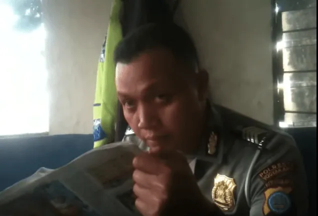 Diduga Menarik Pungli, Bapak-bapak Polisi Ini Tak Berkutik Ketika Berhadapan Dengan Kamera Elanto 6