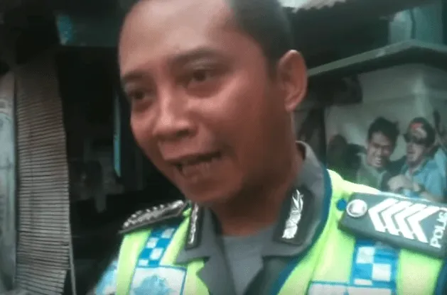 Diduga Menarik Pungli, Bapak-bapak Polisi Ini Tak Berkutik Ketika Berhadapan Dengan Kamera Elanto 7