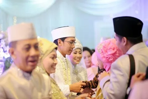 8 Alasan Kenapa Pergi Kondangan Mantan Hanya Buang-buang Waktu Belaka. Mending Gak Datang! 11