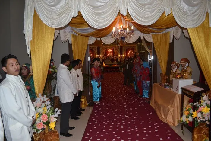 8 Alasan Kenapa Pergi Kondangan Mantan Hanya Buang-buang Waktu Belaka. Mending Gak Datang! 10