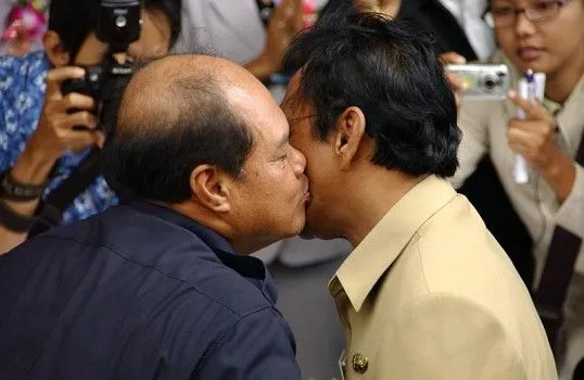 Jika Cewek Saling Berpelukan Gak Masalah, Apa yang Salah Dengan Cowok Bergandengan Tangan? 13