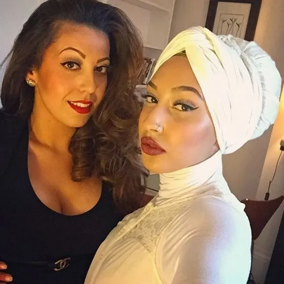 Jilbab Bukan Halangan Untuk Terus Berkarya. Model H&M yang Berjilbab Ini Membuktikannya! 6