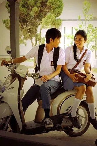 15 Nostalgia Pacaran Khas SMA, yang Kalau Diingat Lagi Bikin Kamu Senyum-senyum Sendiri 20