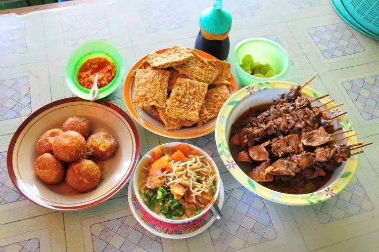 14 Surga Kuliner Tersembunyi yang Bisa Kamu Temui Saat Blusukan ke