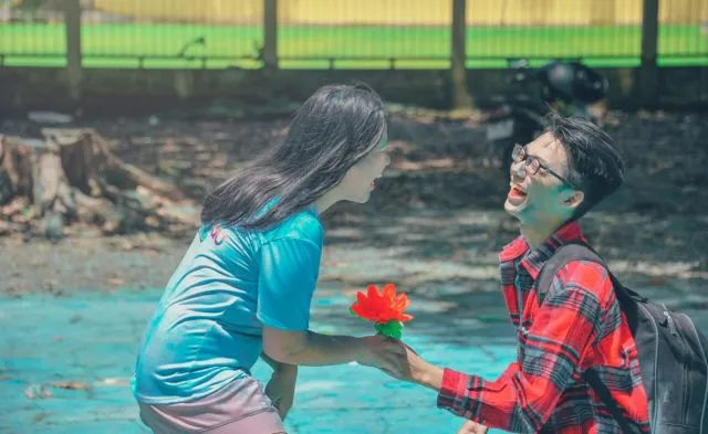 12 Hal yang Membuktikan Bahwa Dia Bukan Sekadar Pasangan, Tapi Juga Sahabat Terbaikmu 18
