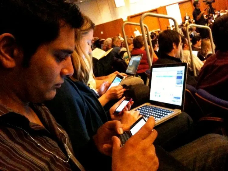 Saat Kebiasaan Menggunakan Smartphone Sudah Mulai Kelewatan, Inilah 8 Bahaya yang Akan Mengancam! 13