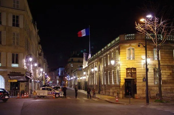 Paris Sedang Berduka -- dan Kamu Layak Tahu Apa yang Ingin Dikatakan Warganya 5