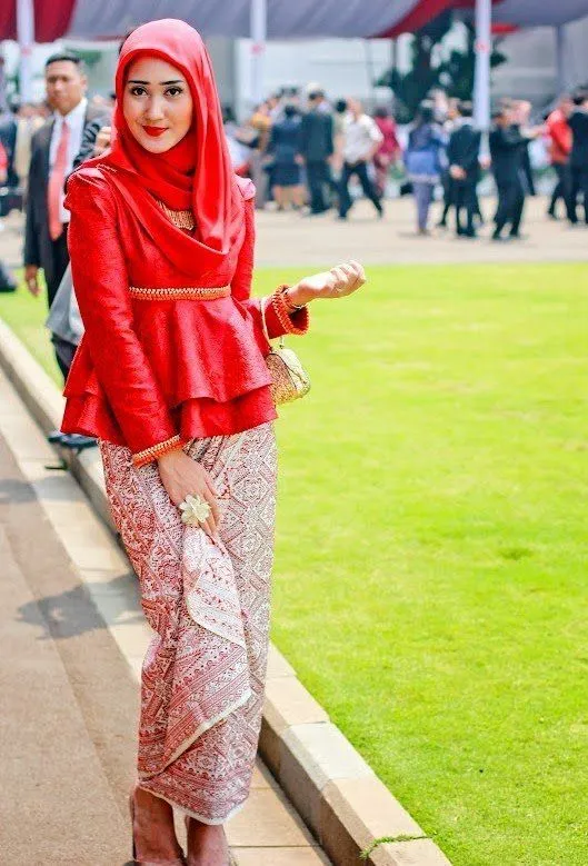 9 Ide Kebaya yang Akan Mempercantikmu di Hari Lamaran Nanti 18