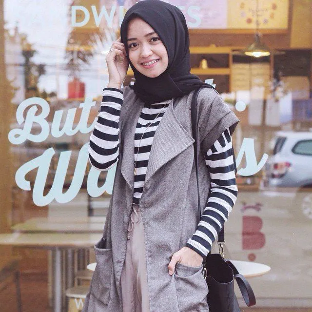 9 Gaya Jilbab Dengan Vest Ini, Bikin Tampilanmu Tambah Santun dan Menarik Hati! 15