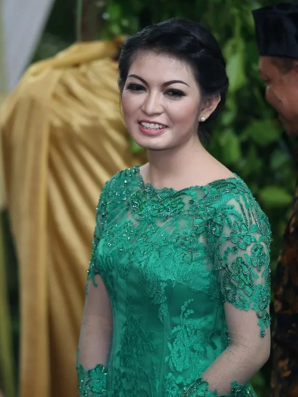 9 Ide Kebaya yang Akan Mempercantikmu di Hari Lamaran Nanti 14