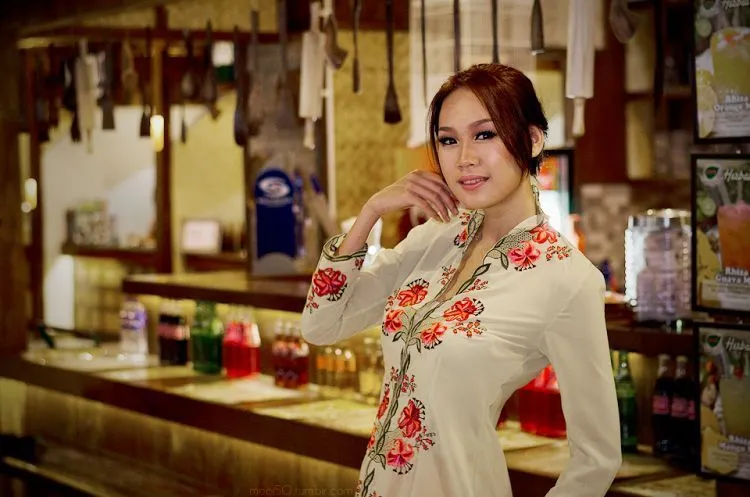 9 Ide Kebaya yang Akan Mempercantikmu di Hari Lamaran Nanti 16