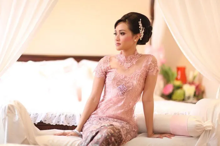 9 Ide Kebaya yang Akan Mempercantikmu di Hari Lamaran Nanti 11