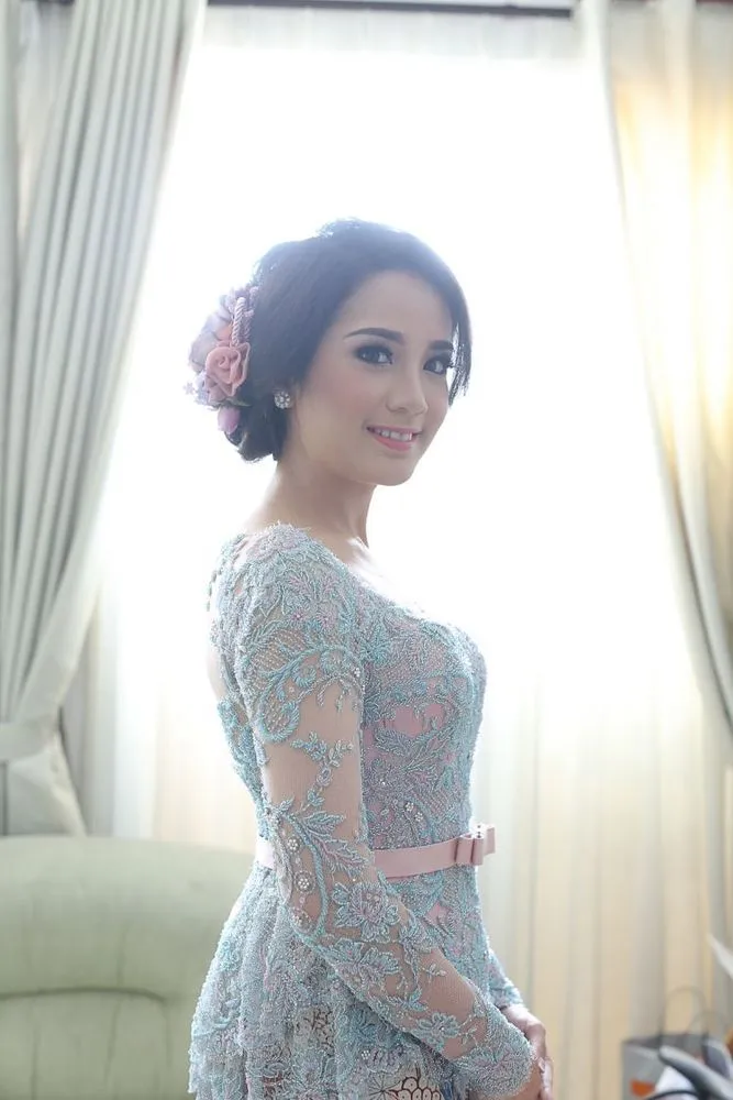 9 Ide Kebaya yang Akan Mempercantikmu di Hari Lamaran Nanti 12