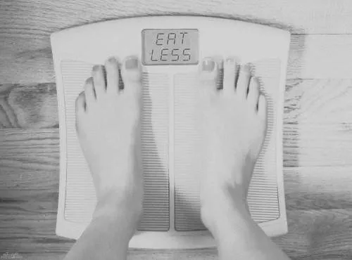 Kata Para Cewek: Sebanyak Apapun Ngemilnya, Berat Badan yang Naik Adalah Kesalahan Timbangannya! 16
