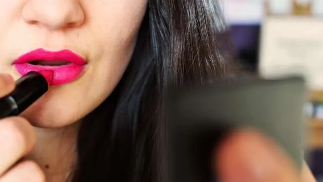 Biar Lipstikmu Menempel Sempurna, Ini Nih 7 Tips yang Wajib Kamu Coba! 14