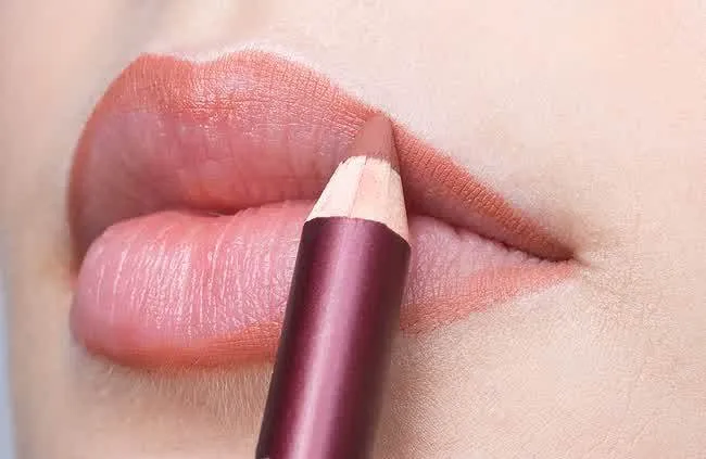 Biar Lipstikmu Menempel Sempurna, Ini Nih 7 Tips yang Wajib Kamu Coba! 12