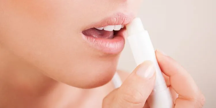 Biar Lipstikmu Menempel Sempurna, Ini Nih 7 Tips yang Wajib Kamu Coba! 11