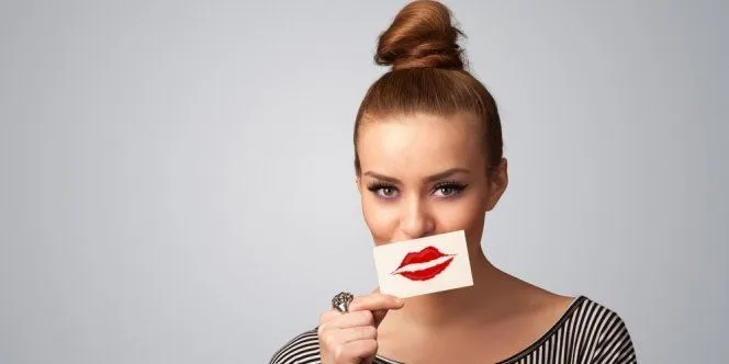 8 Pengakuan Cowok Soal Rasanya Ciuman Sama Cewek yang Pakai Lipstik. Hmmm... 11
