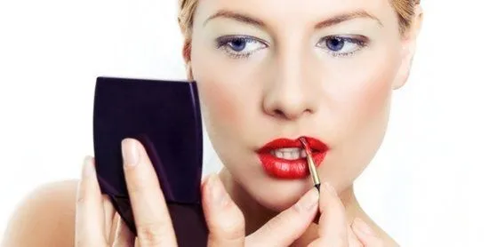 Biar Lipstikmu Menempel Sempurna, Ini Nih 7 Tips yang Wajib Kamu Coba! 13
