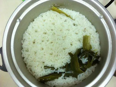 9 Bahan Simpel + Rice Cooker = Nasi Putih Praktis yang Beda Dari Biasa. Mau Coba? 12