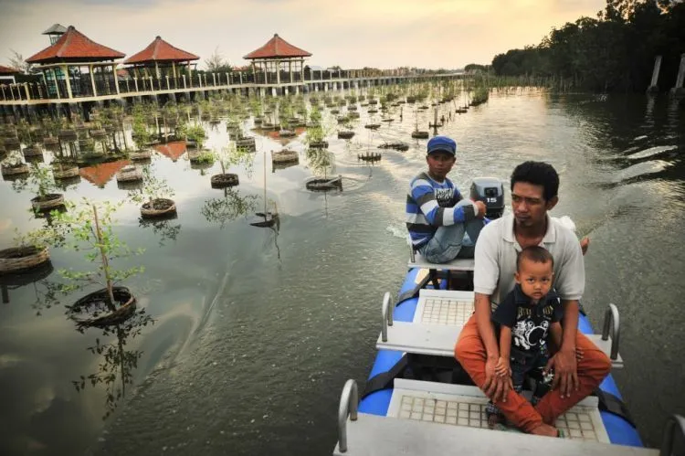 10 Nirwana Kecil di Pekalongan yang Memanggil Langkahmu, Para Pejalan 12