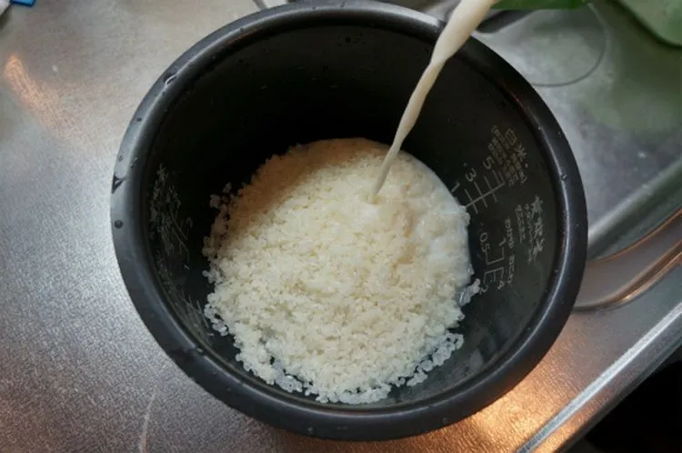 9 Bahan Simpel + Rice Cooker = Nasi Putih Praktis yang Beda Dari Biasa. Mau Coba? 16