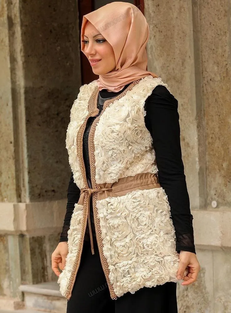 9 Gaya Jilbab Dengan Vest Ini, Bikin Tampilanmu Tambah Santun dan Menarik Hati! 16
