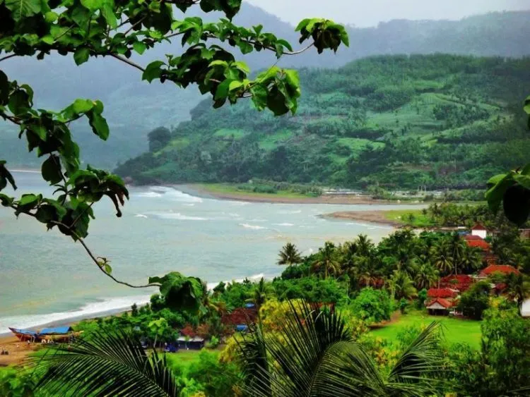 Daftar Teluk di Pulau Jawa yang Keren & Mempesona 13