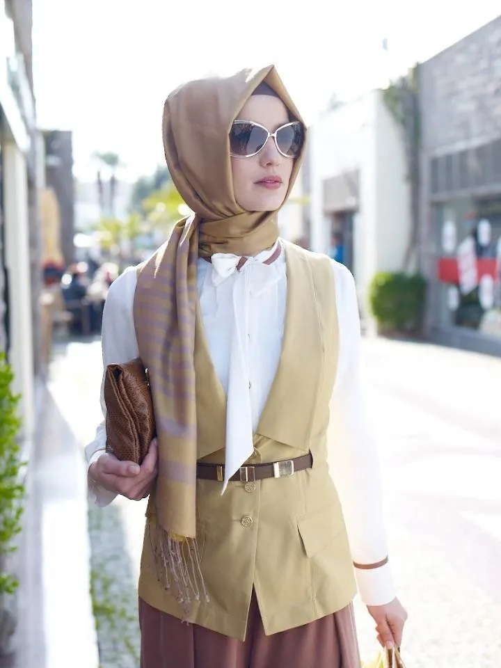 9 Gaya Jilbab Dengan Vest Ini, Bikin Tampilanmu Tambah Santun dan Menarik Hati! 14