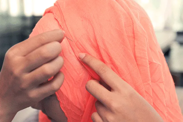Kalau Ada, Ribet. Gak Ada, Lebih Ribet Lagi! Ini 9 Unek-Unek Cewek Berhijab Tentang Jarum Pentulnya 13