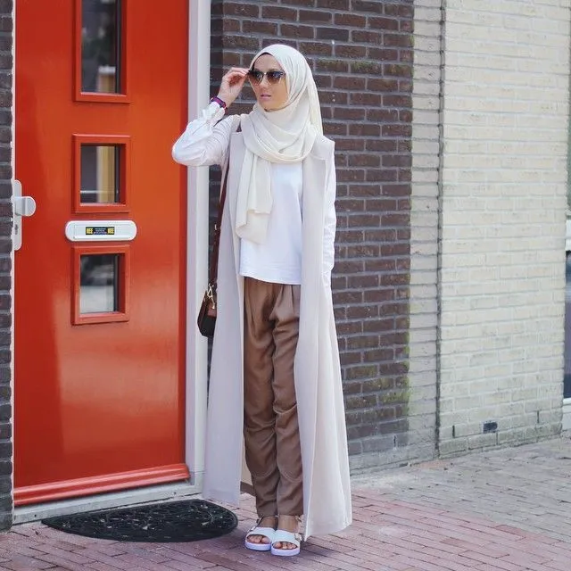 9 Gaya Jilbab Dengan Vest Ini, Bikin Tampilanmu Tambah Santun dan Menarik Hati! 12
