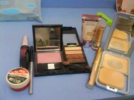 cewek yang ber make up
